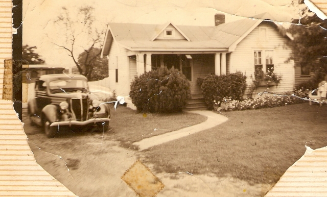 An earlier picture of Uncle Thonys home at 1570 Hugenot St.