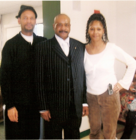 Melvin Wright, Sr. with children